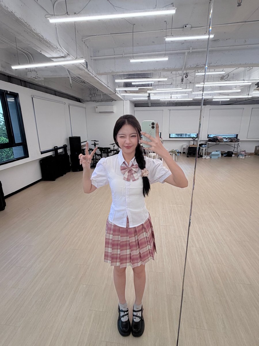 petchiiiy's tweet photo. สวัสดีวันศุกร์ค่าา🩵 หนูเริ่มคิดถึงทุกคนและ🥺 เลยเอารูปตอน fitting ชุดมาฝาก👀 ใครที่ทำงานวันนี้ฮึบ ๆ น้า อีกวันเดียวก็ได้หยุดแล้วคับเก่งมาก ๆ วันเสาร์อาทิตย์หนูอาจจะไม่ค่อยได้แอคทีฟนะคะ แต่จะพยายามเข้ามาเช็คบ่อย ๆ ค่ะ🫶🏻 รักษาสุขภาพกันด้วนน้า อย่าตากฝนน❗️ #honeyparades #petchiiiy https://t.co/K8EVpU8ixc