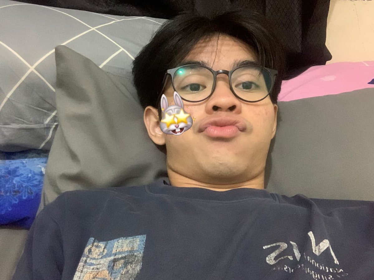 Ucas_oly's tweet photo. nungguin pacar teknik aku kelar mandi untuk ngoreksi my portpolio😗 https://t.co/tM7Tukqh1W