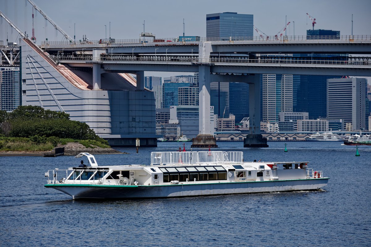 Tokyomizubeline's tweet photo. 大変長らくお待たせしております。
東京水辺ラインの運航再開日が10/17(土)に決定しました🥳
本日から、船の紹介や、おすすめの風景などを掲載していきます！
第１回目は「らいでん」の全体写真です！船室、後部デッキ、上部デッキに分かれています。
晴れた日には上部デッキで360度景色を楽しめます✨ https://t.co/H540Ka0I7z