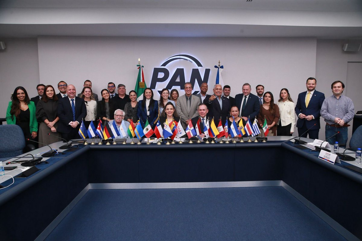 ODCA_org's tweet photo. 🇲🇽 En Ciudad de México celebramos la XV Reunión del Comité Directivo de la ODCA, en el marco del IV Foro América Libre.

Durante la sesión:
1.- Se aprobó una resolución que llama a garantizar el retorno seguro de María Corina Machado a Venezuela.
2.- Se comunicó el nombramiento de @joseramosreyes como Coordinador de PARLAODCA.
3.- Se informó sobre la integración de MUDCA y JODCA.
4. @jerispm fue nombrada Secretaria Ejecutiva de la ODCA.

Seguimos fortaleciendo la coordinación y los vínculos de nuestra organización en las Américas.