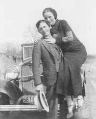 callynocallo345's tweet photo. ¿Por qué será que Bonnie and Clyde  me recuerdan a la pareja de la derecha? https://t.co/FlG5m4K4Y3