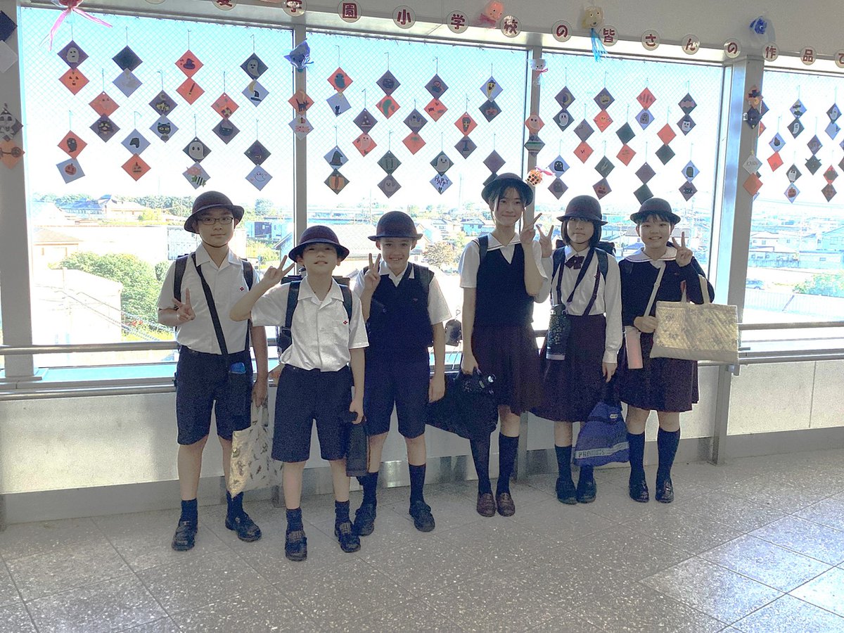 KyoaiES's tweet photo. 10月2日（金）　駒形駅
　ハロウィンのオーナメントを、駒形駅に飾っていただきました。5・6年生はフエルトでキャンディーや魔女、猫などを作り、1年生はオレンジのお化けを作ってくれました。改札前から見られますので、お近くにいらした時はお立ち寄りください。 https://t.co/wZuRRHlBYz