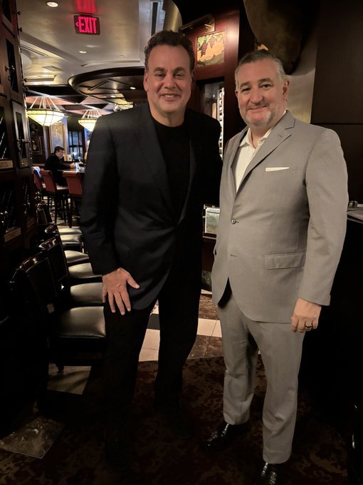 SantyRuize's tweet photo. MOSHE FAITELSON  nació en Israel, se nacionalizó mexicano por conveniencia y ahora se reune con Ted Cruz, el senador de EEUU odiador de México y sus migrantes.
#MosheFaitelson 
@TUDNMEX 
@TUDNUSA 
@DavidFaitelson_  🤢 https://t.co/s3gLaukEOE
