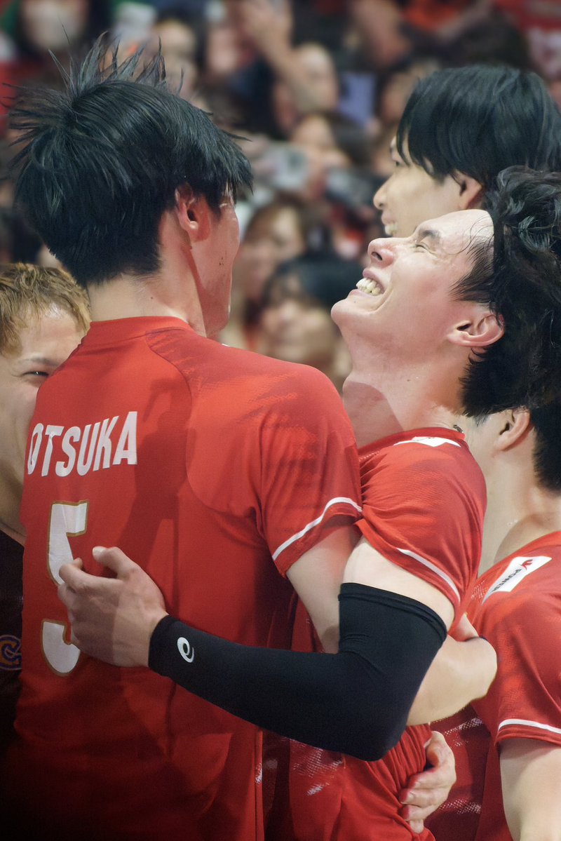 rooiooy22's tweet photo. 優勝のハグから急に力技を繰り出す大塚さんと締め上げられる藍くん
#大塚達宣 選手
#髙橋藍 選手
#アジア選手権
#バレーボール男子日本代表 https://t.co/jwArTJmf1G