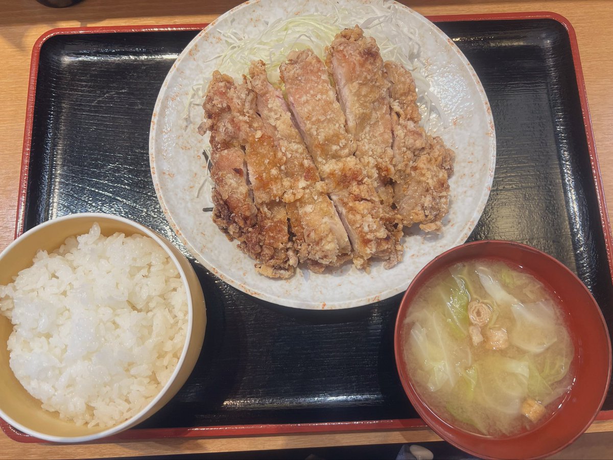 ryo47407833's tweet photo. ここの定食屋の大判唐揚げニンニク醤油味が気狂いレベルにうまいのよ。ザックザクのガツン系 https://t.co/7KWaxhAwDG