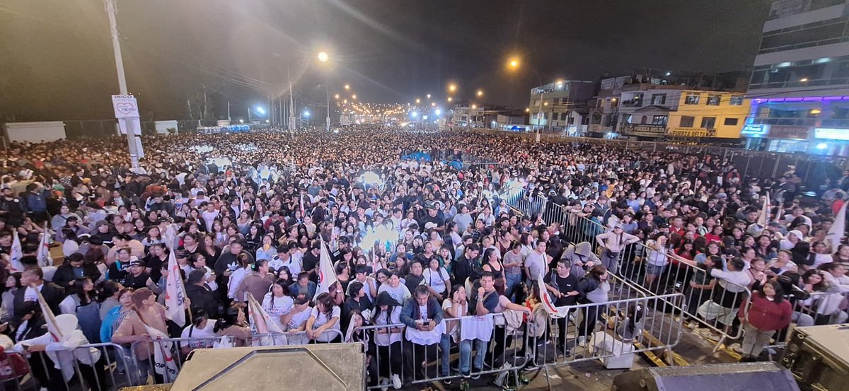 Carlos_Bruce's tweet photo. Multitudinario mitin de cierre de campaña en Villa El Salvador. La tendencia es clara y la calle lo sabe. Este domingo se GANA.

#TechitoBruce #TechitoParaLima #TechitoLaSolución #Elecciones2026 #SalvarALima♥️ https://t.co/WwVRNLUNzb