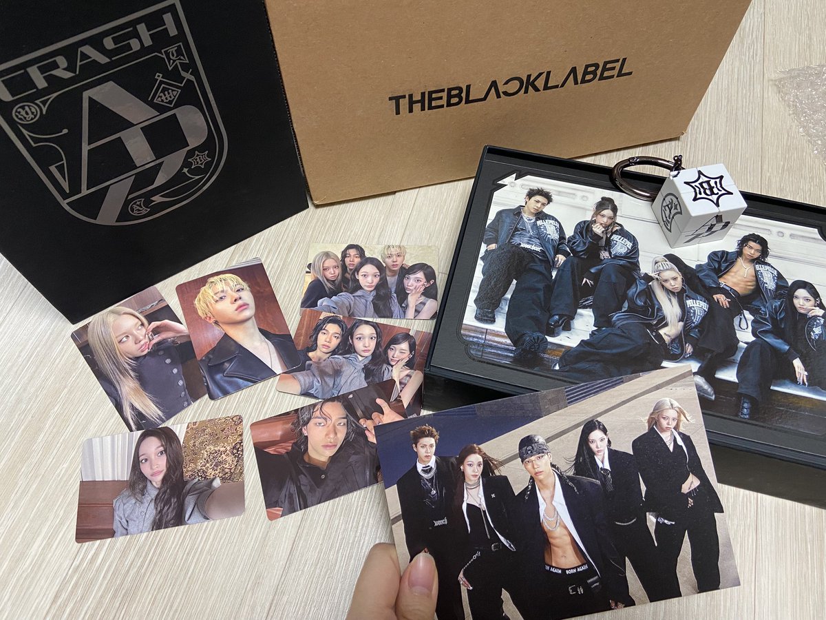 Divebebe_kyuni's tweet photo. 더블랙 사랑함니다. Crash 앨범깡 어케 영서빼고 다 고루 나왔는지 하. 멤버들 와중에 미모 고트인거 개좋습니다.
#TBL #ADP #CRASH https://t.co/4wSuCCKnj2