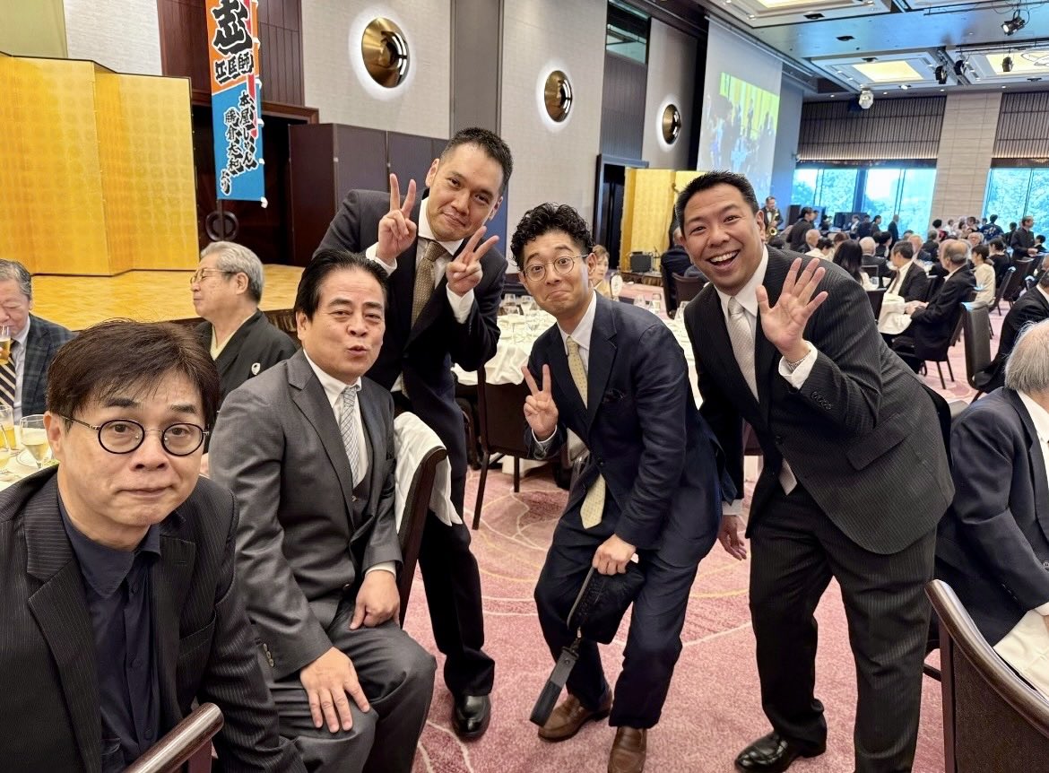 hakuzanradio's tweet photo. 【今夜9時30分放送！】

立川寸志師匠と田辺いちか先生の
真打昇進披露パーティーに
出席しました！

講談師 #神田伯山 のラジオ
『問わず語りの神田伯山』

radikoで聴く🎧
https://t.co/WLok9O5rGS

写真は寸志師匠のパーティーにて

#伯山ラジオ #TBSラジオ https://t.co/w6YXwnRQG1
