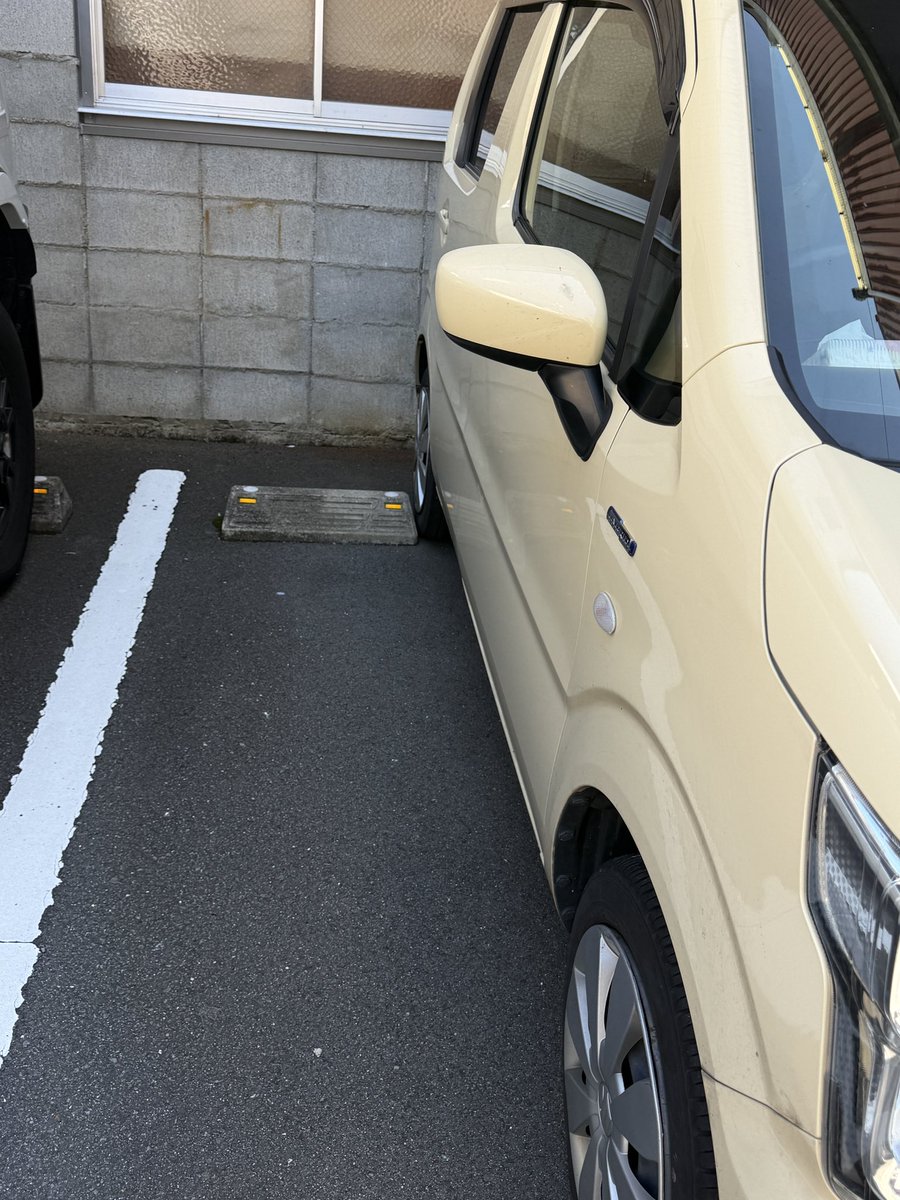 ASARI0327's tweet photo. 上司のランクルに絶対当てたくない
ドアパンもしたくない精神から
めちゃくちゃ左寄せるんだけど、
いつもより下がったなと思ったら
ちょっと寄せすぎたな。反対は壁です。

カメラの歪みで斜めに見えるけど、
ちゃんとまっすぐ止めてるから！！！ https://t.co/EPUz7X7UYe