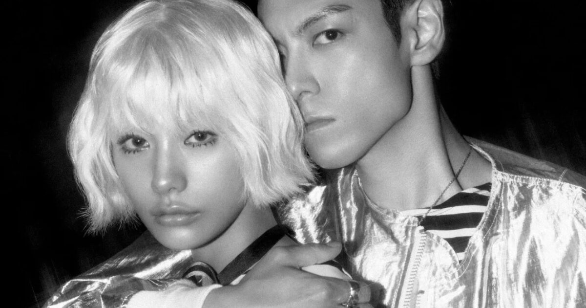 UpdateKBoys's tweet photo. 🚨 T.O.P confirmou que está em um relacionamento com Nana.

Segundo a equipe do artista, os dois se conheceram durante as gravações do MV de “Completely Crazy!”, em janeiro, e se aproximaram posteriormente, iniciando um relacionamento por volta de junho.

“T.O.P e Nana se conheceram durante as gravações do videoclipe e, depois de se aproximarem, desenvolveram um relacionamento amoroso por volta de junho.”

A confirmação acontece após a Dispatch noticiar que os dois estavam namorando desde junho e haviam sido vistos em encontros próximos à casa de Nana.

🔗 https://t.co/wt4GeyrJj9

#TOP #탑 #NANA #나나