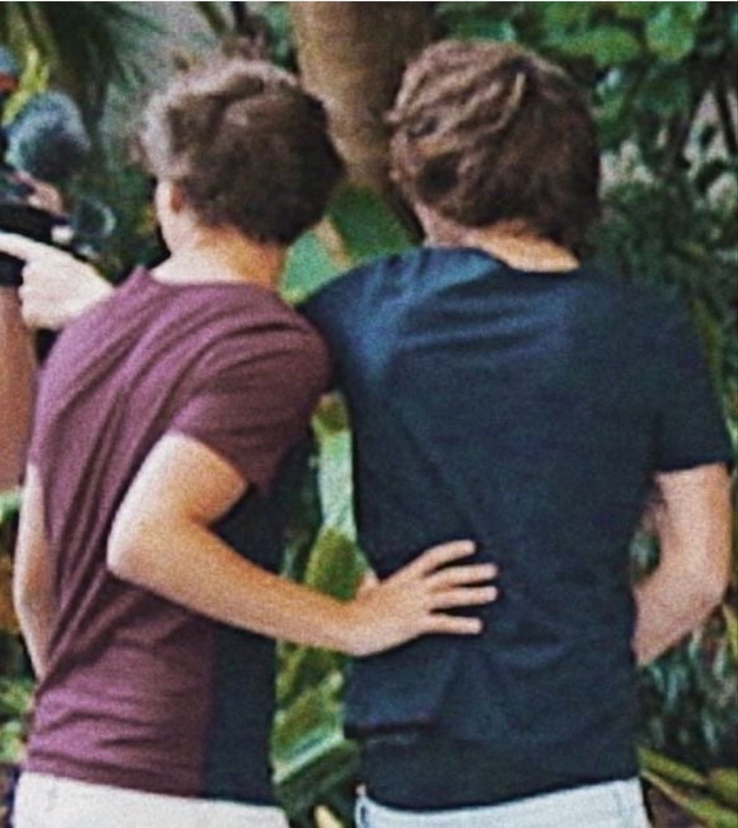 celestialhrmnyy's tweet photo. category is louis’ hand on harry’s waist https://t.co/pmd7GL0DFD