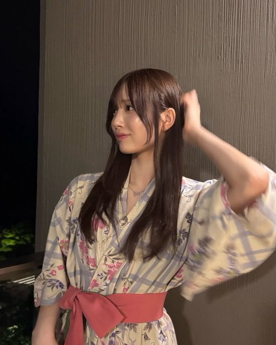 ylime2009's tweet photo. いつもうどんとかラーメン作っているこの美女、プライベートの姿が想像以上に美人で衝撃…浴衣の破壊力凄まじい https://t.co/wCiprjNo6t