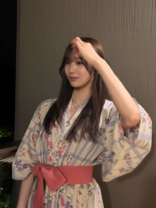 ylime2009's tweet photo. いつもうどんとかラーメン作っているこの美女、プライベートの姿が想像以上に美人で衝撃…浴衣の破壊力凄まじい https://t.co/wCiprjNo6t