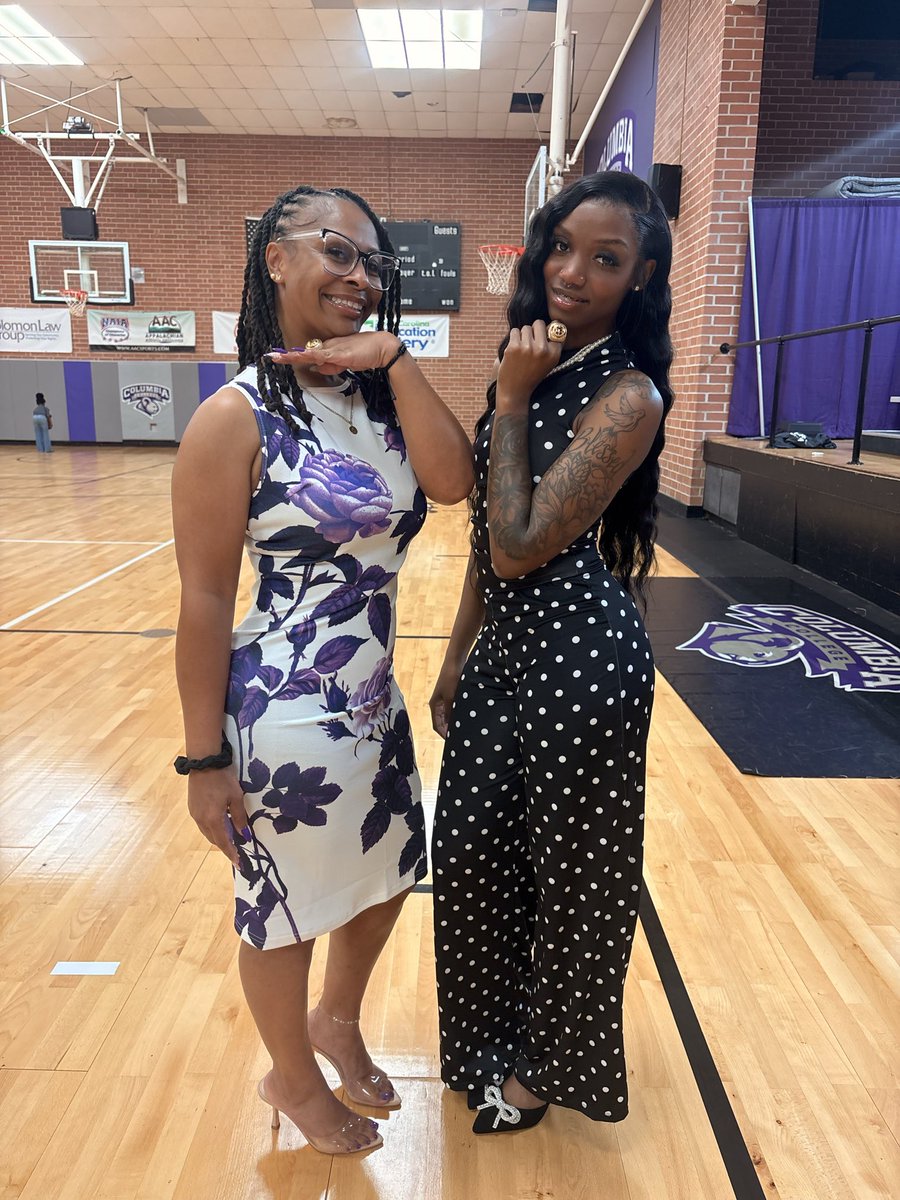 xocoachtee's tweet photo. Favorite part about coaching is when the players turn coach! 💜🐨 Year 1 for my assistant @JaylaaDestiny https://t.co/9Y1UjttWgo