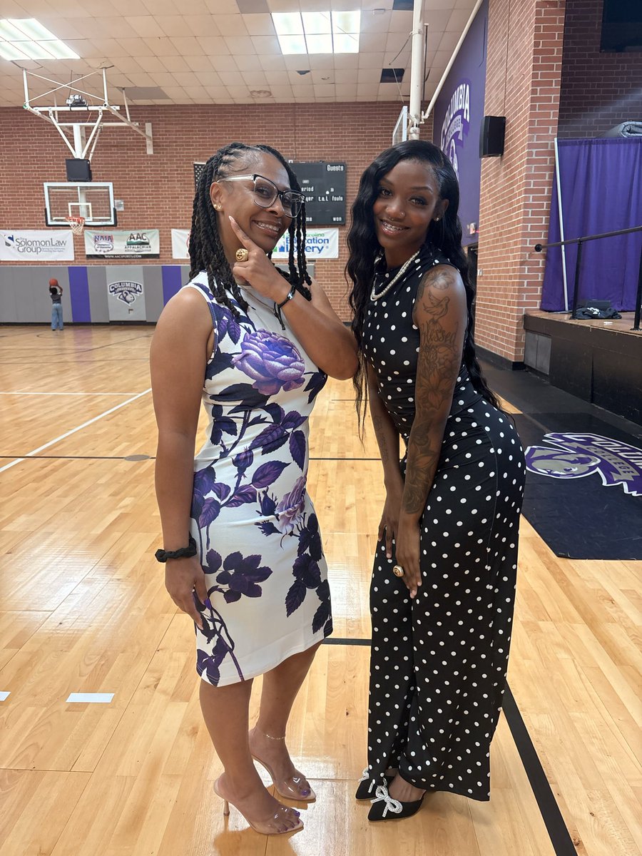 xocoachtee's tweet photo. Favorite part about coaching is when the players turn coach! 💜🐨 Year 1 for my assistant @JaylaaDestiny https://t.co/9Y1UjttWgo