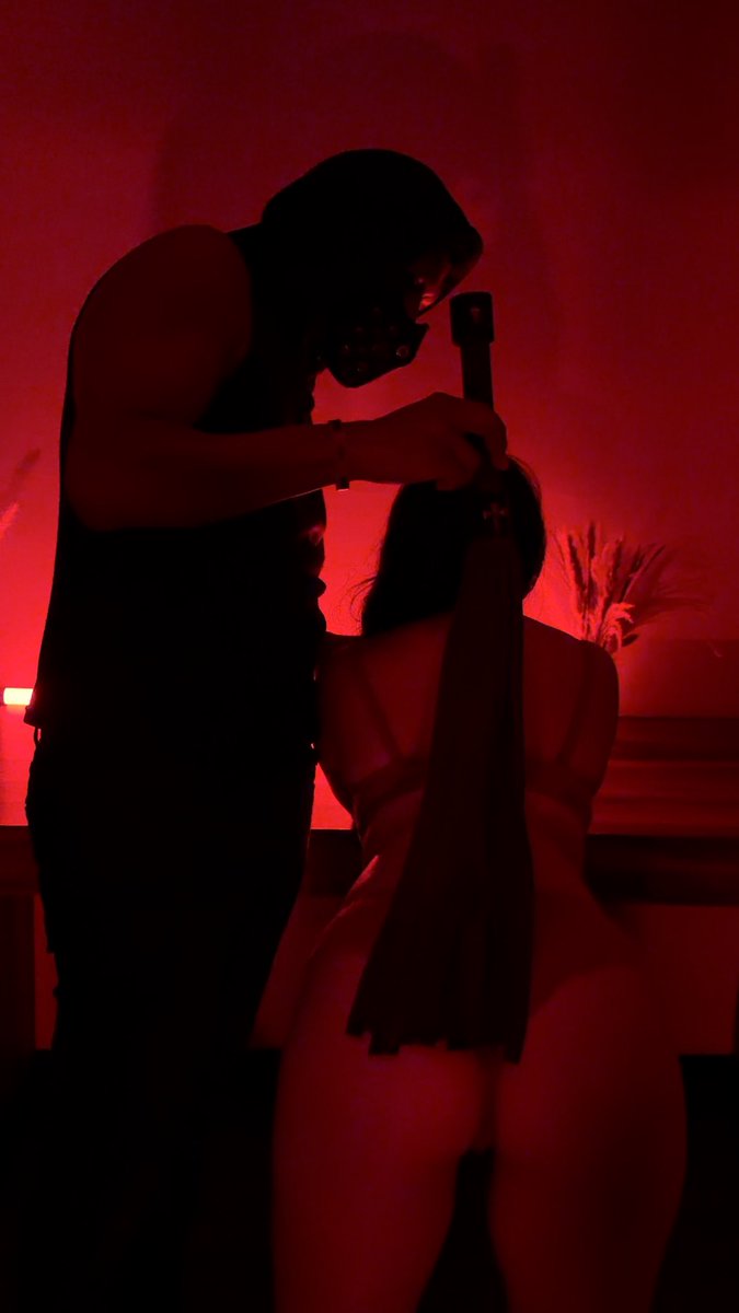 orgiemexico's tweet photo. Esto es solo una mirada a lo que pasó detrás de esta producción. 👀🖤⛓️

🎬 Mira el video en @happoproduction 

Junto a @voniug y @roomara245 nos adentramos en el universo BDSM desde la curiosidad, la confianza y las ganas de explorar algo diferente.

Nuevas dinámicas. Nuevas emociones. Nuevas sensaciones.

Orgie estuvo presente para acompañar la experiencia, provocar los sentidos e intensificar cada momento. Porque parte de Dare Yourself también es tener la curiosidad de descubrir qué más existe fuera de lo conocido. 🔥

Esta foto es solo un adelanto.
🎬 Mira el video en @happoproduction

Actrices
@voniug 
@roomara245
@SrMasajistaoff 

Producción
@happoproduction x @orgiemexico

Dare Yourself. 🖤

#bdsm #kink #tabuh #orgiemexico #happoproduction #dareyourself #nsfw #nsfwtwitter