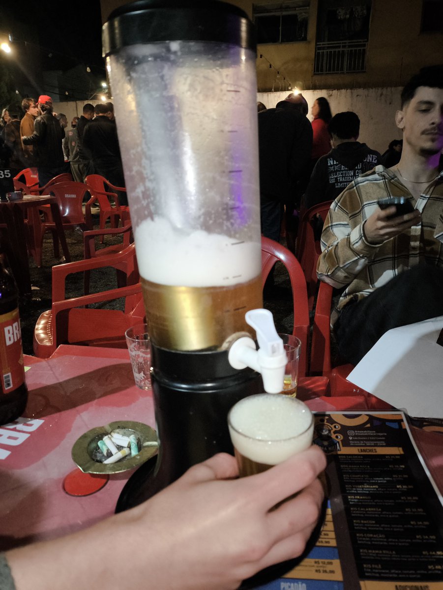 amangos_'s tweet photo. Eu e Medusa ganhamos uma taça de chopp em um torneio na primeira cantoria e DEPOIS tamanhos a final e uma torre de chopp!!! https://t.co/B9IyqbAfMe