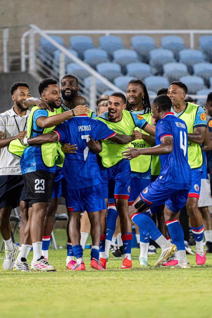 PrimatureHT's tweet photo. COMMUNIQUÉ DE PRESSE

Haïti frappe fort : une victoire éclatante 4-1 face à la République dominicaine

https://t.co/LXw5KjQSn7 https://t.co/RiE1OD7SPC