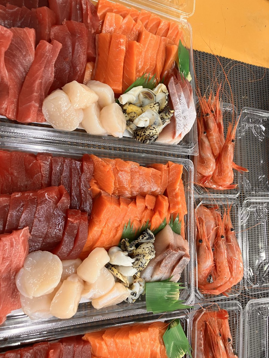 Osashimi0705's tweet photo. 手巻寿司（ 1人前1500円→1250円税）
画像6人前3台

お得意様遠慮なさらずお気軽に御予約承り致します
※生食用牡蠣2k2000円税
身入・旨味良いんですよね
※浜茹で槍いか500g2000円税
絶品 https://t.co/jQwMjceWjF