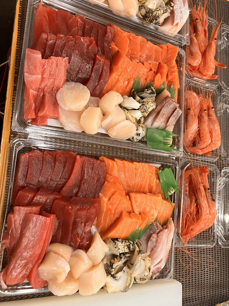 Osashimi0705's tweet photo. 手巻寿司（ 1人前1500円→1250円税）
画像6人前3台

お得意様遠慮なさらずお気軽に御予約承り致します
※生食用牡蠣2k2000円税
身入・旨味良いんですよね
※浜茹で槍いか500g2000円税
絶品 https://t.co/jQwMjceWjF
