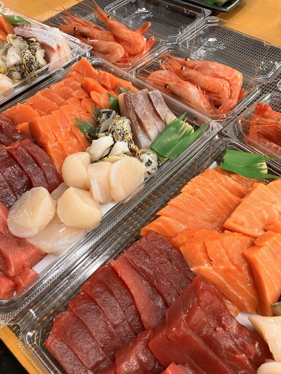 Osashimi0705's tweet photo. 手巻寿司（ 1人前1500円→1250円税）
画像6人前3台

お得意様遠慮なさらずお気軽に御予約承り致します
※生食用牡蠣2k2000円税
身入・旨味良いんですよね
※浜茹で槍いか500g2000円税
絶品 https://t.co/jQwMjceWjF