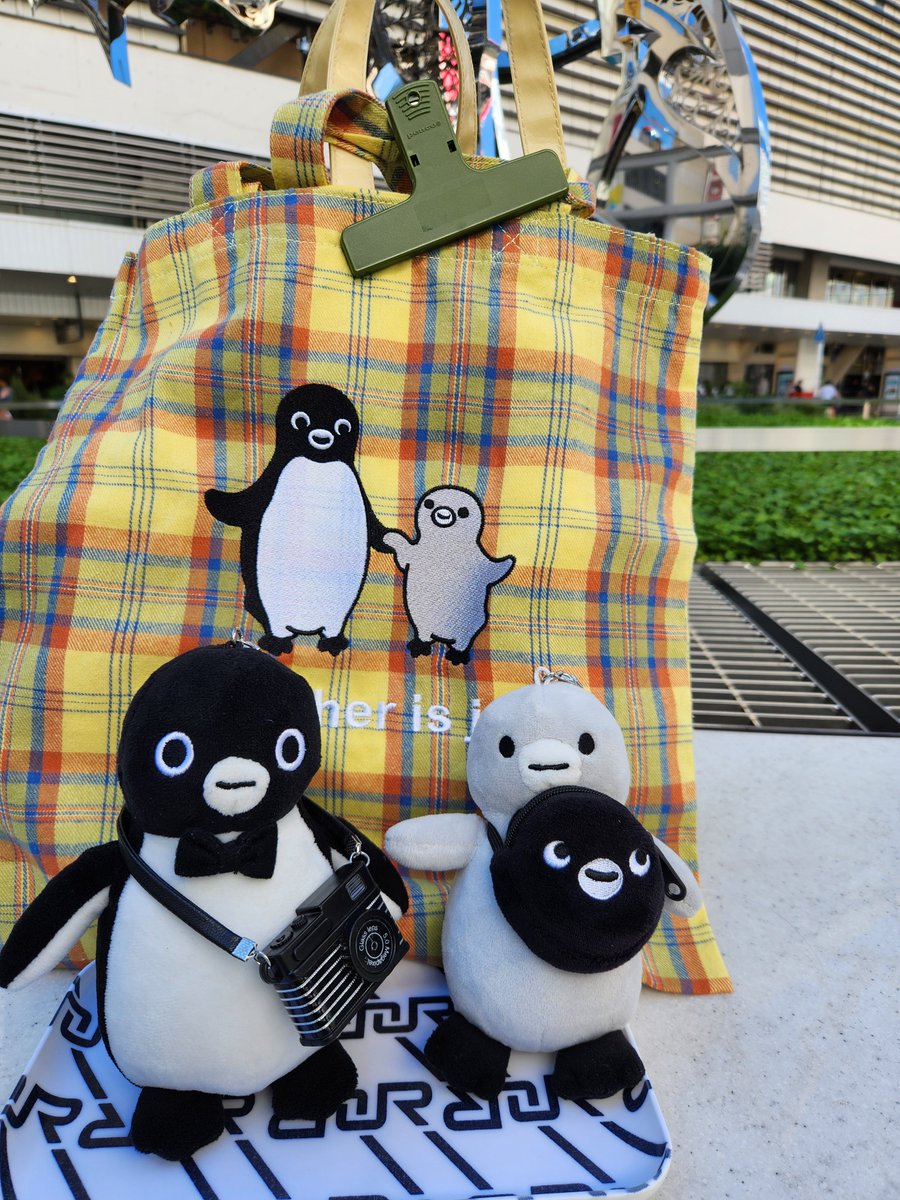 hiroshiwaon's tweet photo. 新宿駅の改札出てルミネエスト
お店に行く途中の通路でわくわくします。
ペンスタのお店に到着をしてお買い物
先行販売のトートバッグが気になり購入
実物を見て選べるのが楽しいです。
小物入れも気になり購入
仲間が増えて、嬉しそうな表情のSuicaのペンギン達でした。
#Suicaのペンギン #ぬい撮り https://t.co/Vys6T5REdo
