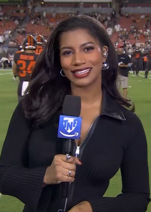 HaterReport's tweet photo. Taylor Rooks on Thursday Night Football https://t.co/m8um0dW8av