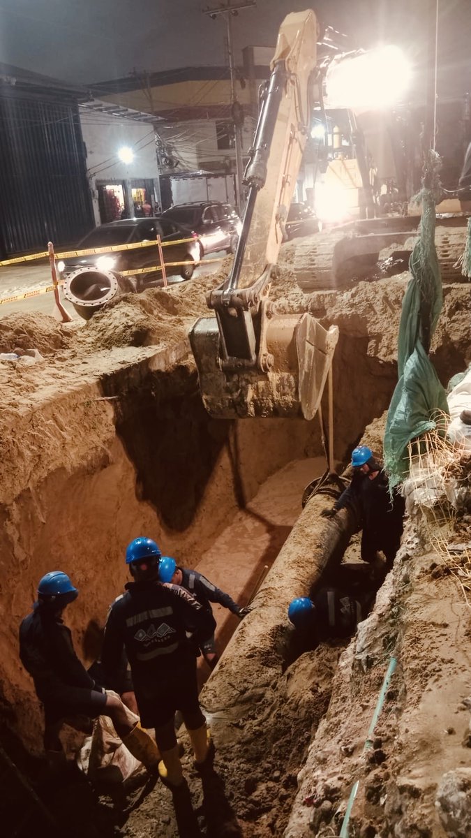 SomosTripleA's tweet photo. Triple A informa que avanzan los trabajos para superar la afectación presentada en la tubería de 24 pulgadas ubicada en la calle 19 con carrera 8, barrio Simón Bolívar de Barranquilla.

De acuerdo con el progreso de las labores, se estima culminar la reparación entre las 11:00 p. m. y las 12:00 de la medianoche de este jueves, para dar inicio a la apertura de válvulas y la presurización paulatina del sistema.
La normalización del suministro hacia las zonas afectadas será gradual y se extenderá durante la madrugada, a medida que se recuperen los niveles y presiones en la red de distribución.
Triple A mantiene sus equipos en el punto, y ofrece excusas a sus usuarios por las molestias ocasionadas.