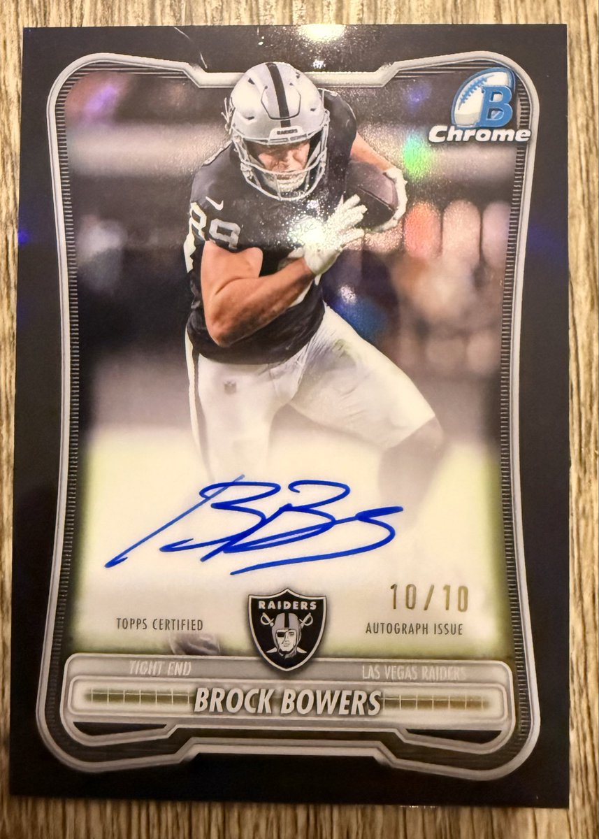 HendyRc189's tweet photo. Couple packs into this jumbo and BOOM!
#thehobby #thehobbyfamily #cardcollector #FGV #FGVs 

Brock Bowers on card auto to/10(bookend)🍻

@Get_BIG_Cards @DomCardboard @Grailz @CardPurchaser https://t.co/3UH19UKkup