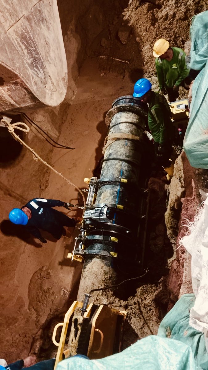 SomosTripleA's tweet photo. Triple A informa que avanzan los trabajos para superar la afectación presentada en la tubería de 24 pulgadas ubicada en la calle 19 con carrera 8, barrio Simón Bolívar de Barranquilla.

De acuerdo con el progreso de las labores, se estima culminar la reparación entre las 11:00 p. m. y las 12:00 de la medianoche de este jueves, para dar inicio a la apertura de válvulas y la presurización paulatina del sistema.
La normalización del suministro hacia las zonas afectadas será gradual y se extenderá durante la madrugada, a medida que se recuperen los niveles y presiones en la red de distribución.
Triple A mantiene sus equipos en el punto, y ofrece excusas a sus usuarios por las molestias ocasionadas.