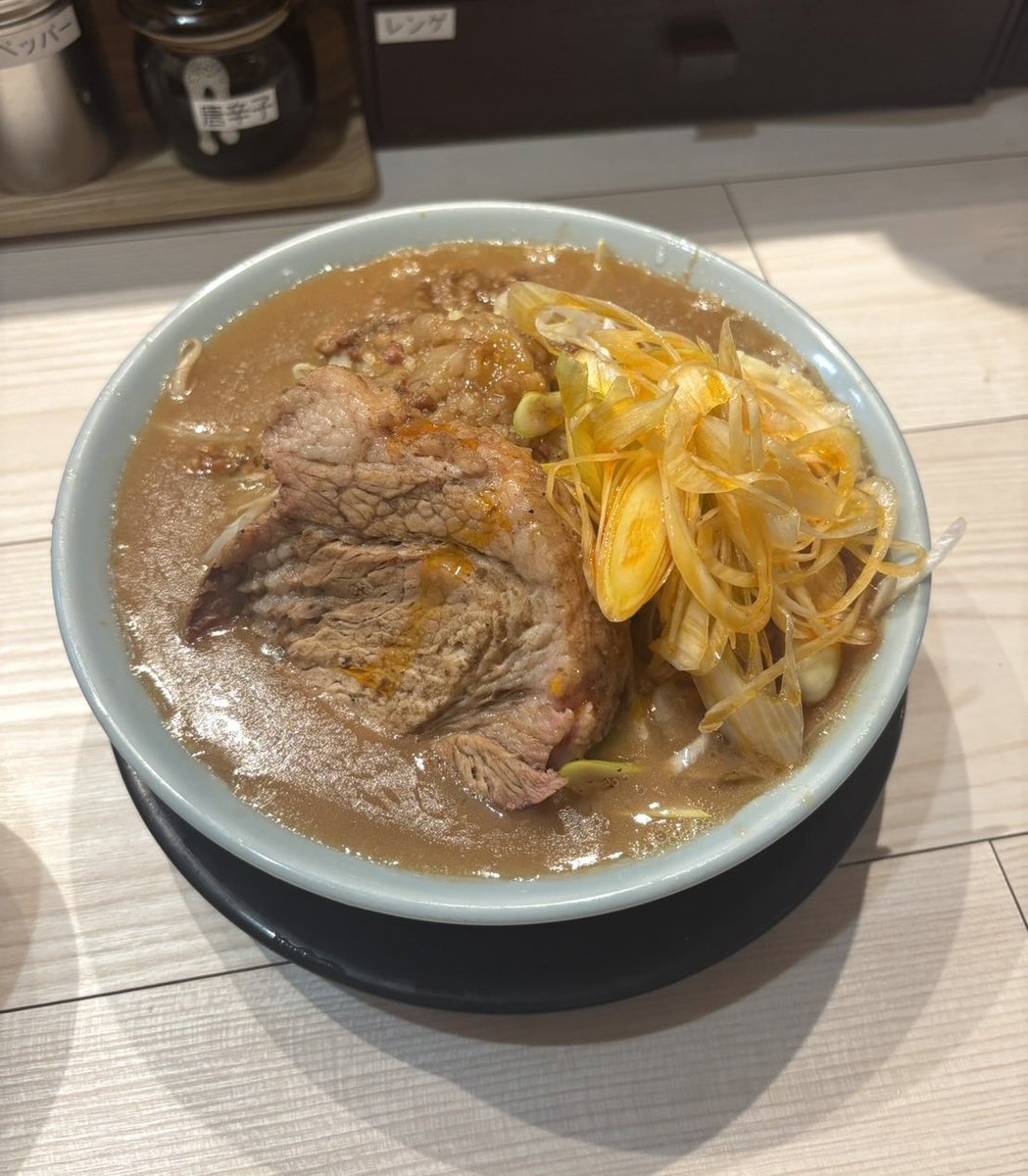 ore_tachikawa's tweet photo. ラーメンに辛ネギトッピング‼️
シャキッとした食感がアクセントになって、
そして一杯の旨さをぐっと引き締めます！
麺と野菜と一緒にお召し上がりください✨

俺の生きる道 立川店 
日曜～木曜 11:00〜23:00  
金曜／土曜 11:00〜翌2:00
ロケットナウ・出前館・Uber Eats対応🚴‍♂️ https://t.co/eKmttUVIDa