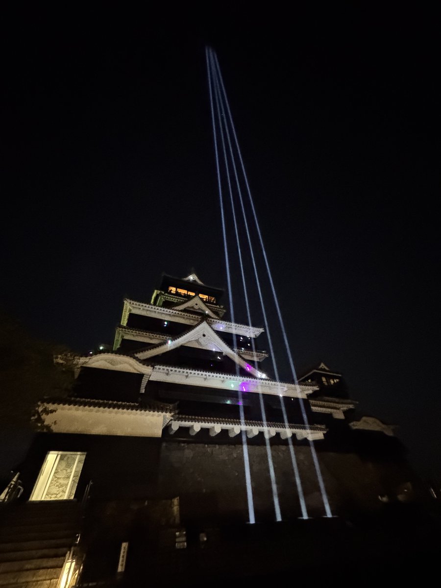 kumamoto_castle's tweet photo. 正解は……サーチライトの光でした！✨

熊本城から一直線に伸びていた光は、「城あかり」の演出の一つとして、天守閣前に設置されたサーチライトの光です！

実はこのサーチライトのコンセプトにも特別な思いが込められています👀

詳しくはまた後日に紹介します！
お楽しみに🏯 https://t.co/4LGULeIYe2