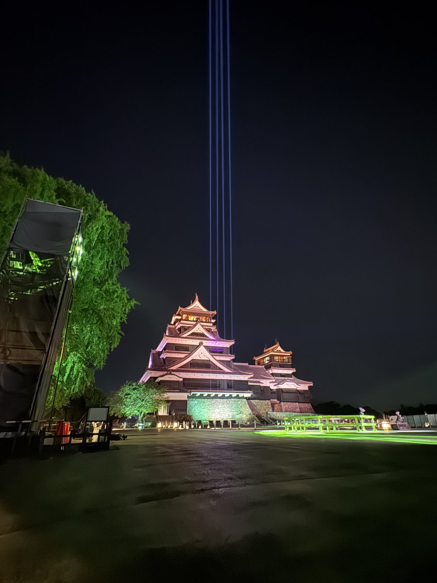 kumamoto_castle's tweet photo. 正解は……サーチライトの光でした！✨

熊本城から一直線に伸びていた光は、「城あかり」の演出の一つとして、天守閣前に設置されたサーチライトの光です！

実はこのサーチライトのコンセプトにも特別な思いが込められています👀

詳しくはまた後日に紹介します！
お楽しみに🏯 https://t.co/4LGULeIYe2