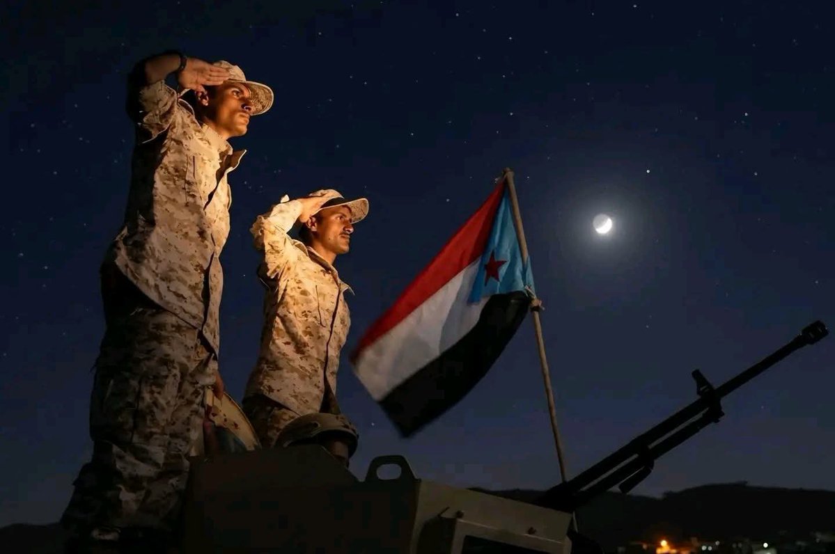 OsanBinsiddh's tweet photo. يا أبناء الجنوب العربي، كفى استنزافًا لطاقاتكم في معارك جانبية، فمعركتنا الحقيقية هي الذود عن أرضنا وبسط سيادتنا على كل شبر منها.
الحوثي وجحافله يتربصون بنا على امتداد جبهاتنا الحدودية، وخلاياه النائمة تتحين الفرصة للانقضاض من الداخل وإرباك المشهد، فلا تكونوا له عونًا على بعضكم.
وقد شاهدتم الليلة بأم أعينكم صواريخه ومسيّراته تضرب عاصمتكم عدن، فلا هو يخفي وجهته ولا نواياه تجاه الجنوب.
ما يجمعنا اليوم أكبر من خل��فاتنا، وما يهدد أرضنا أخطر من صراعاتنا البينية، فاختلفوا في السياسة كما تشاؤون، لكن لا تجعلوا خلافاتكم ثغرة ينفذ منها عدوكم.
فالجنوب أرضنا جميعًا، والدفاع عنه والذود عن حياضه مسؤوليتنا جميعًا.