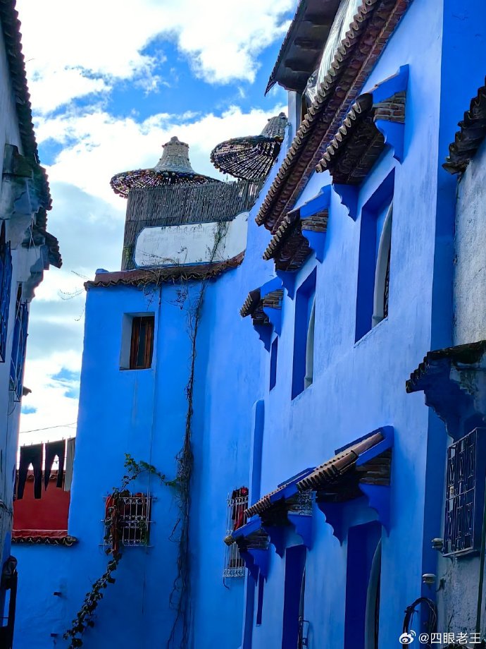 Cunli13's tweet photo. The scene with clear, blueish walls, solid fences, precise views, and enclosed areas gives me a calm vibe! https://t.co/zfssGqBsbm