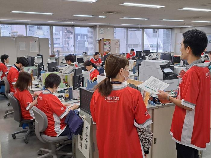 Funabashi_city's tweet photo. ＃千葉ジェッツ　のホーム開幕戦を盛り上げるべく、経済部職員がベースボールシャツを着用して業務を行っています🏀✨

千葉ジェッツの勝利を願いながら熱い応炎を送ります🔥
全力応援！GO JETS!!

＃船橋市　＃船橋プロスポ https://t.co/yc5SBiMZLW