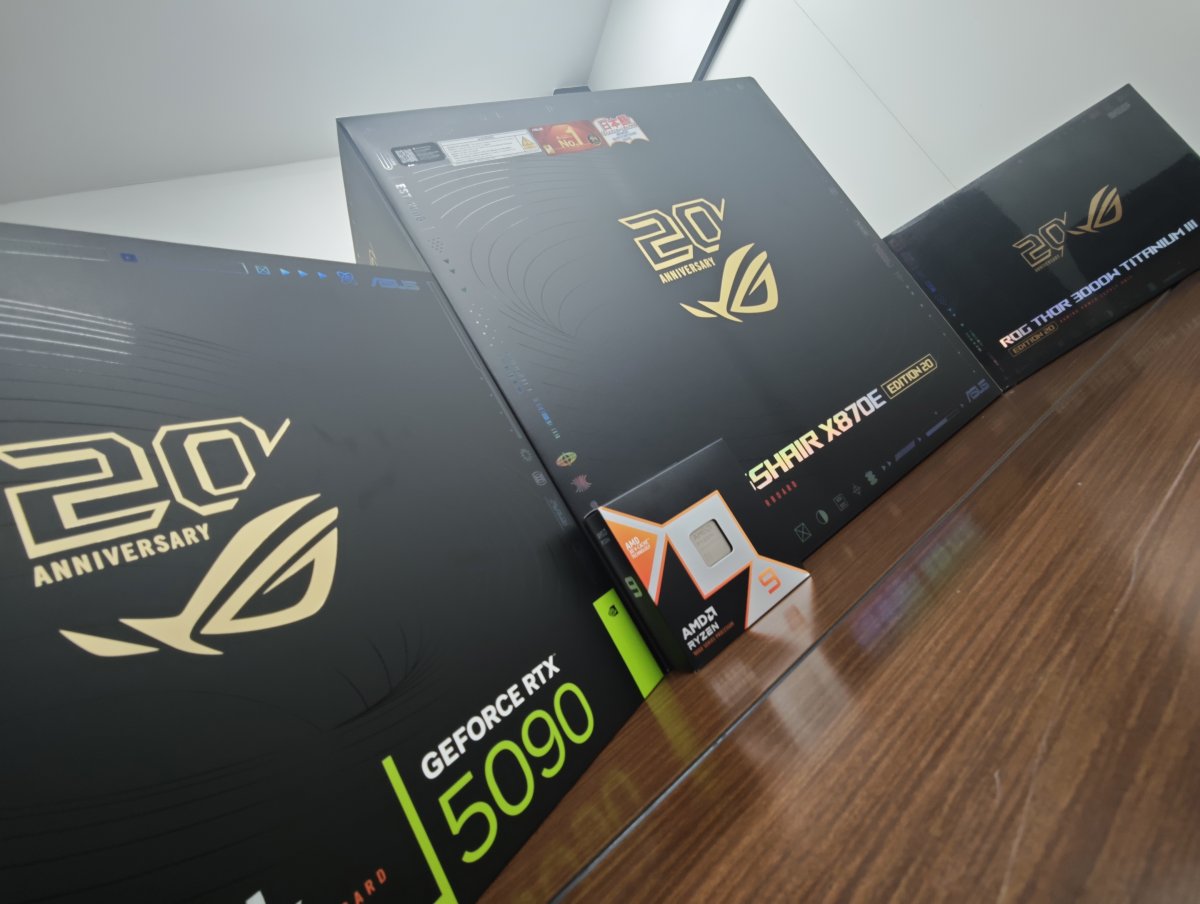 ark_akiba's tweet photo. 【Ark Tech News更新✨】
本日販売を開始したASUS ROG設立20周年を祝うスペシャルな製品のご紹介です。
いずれも超弩級な製品ばかりですが、パッケージも超弩級。マザーボードは梱包重量約22kgとなっております😅

ASUS ROG設立20周年を記念したRTX 5090 搭載グラフィックスカード、X870E マザーボード、3000W電源ユニット、オープンフレームケースなどが登場 | Ark Tech and Market News Vol.3005147 https://t.co/6u5EI4G4oH