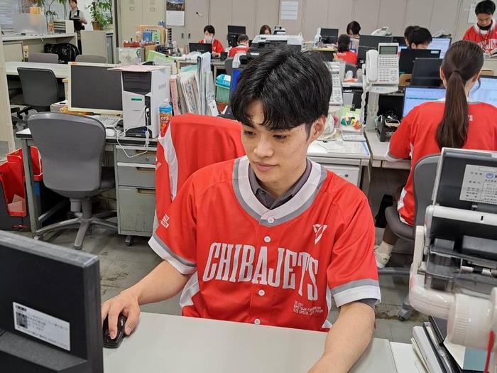 Funabashi_city's tweet photo. ＃千葉ジェッツ　のホーム開幕戦を盛り上げるべく、経済部職員がベースボールシャツを着用して業務を行っています🏀✨

千葉ジェッツの勝利を願いながら熱い応炎を送ります🔥
全力応援！GO JETS!!

＃船橋市　＃船橋プロスポ https://t.co/yc5SBiMZLW