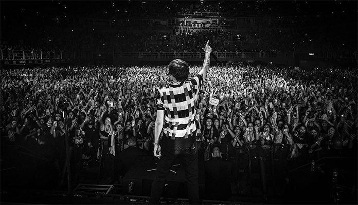 louistbr's tweet photo. 💬 • CHEGA LOGO, ABRIL! Louis respondendo o que vem depois dos shows na Ásia e Austrália! 

“É engraçado pois tenho uns três meses até começar a ir ao México e começar a turnê na América do Sul, que são shows incríveis. São sempre pontos altos das turnês.” ❤️ https://t.co/OD2UlrtWlP