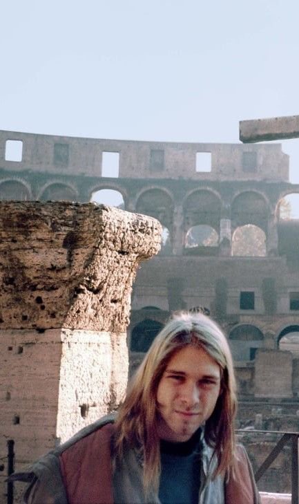 nirvana_boddah's tweet photo. Essas são as fotos de Kurt Cobain em sua primeira turnê na Europa , triste e cabisbaixo, em sua primeira turnê seu tênis , carteira e passaporte foram roubados ,a turnê ganhou nome "Mais pesado do que o céu"que se tornou nome do livro do Kurt sendo uma das biografias mais vendida https://t.co/a4t5R0Zcb7