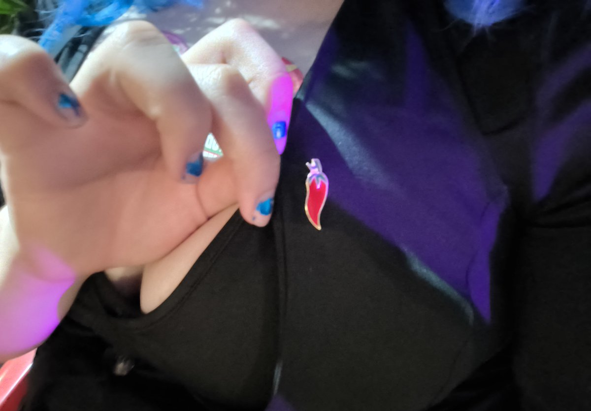 amangos_'s tweet photo. CONHECI O PIMENTA E ELE ME DEU UM BROCHE DE PIMENTAAAAA. 🌶️ https://t.co/M2VcbuzS1K