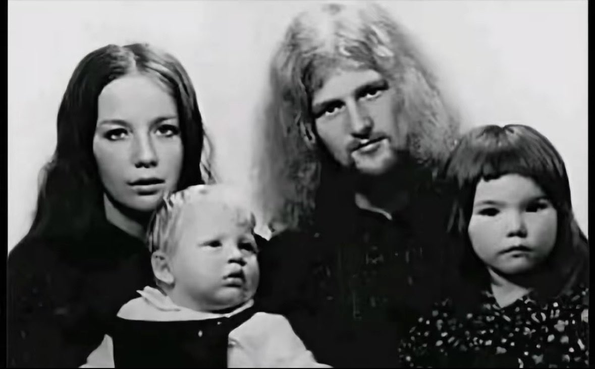 horsebjork's tweet photo. bjork's mom was tea asf https://t.co/uTcjtb4tJS