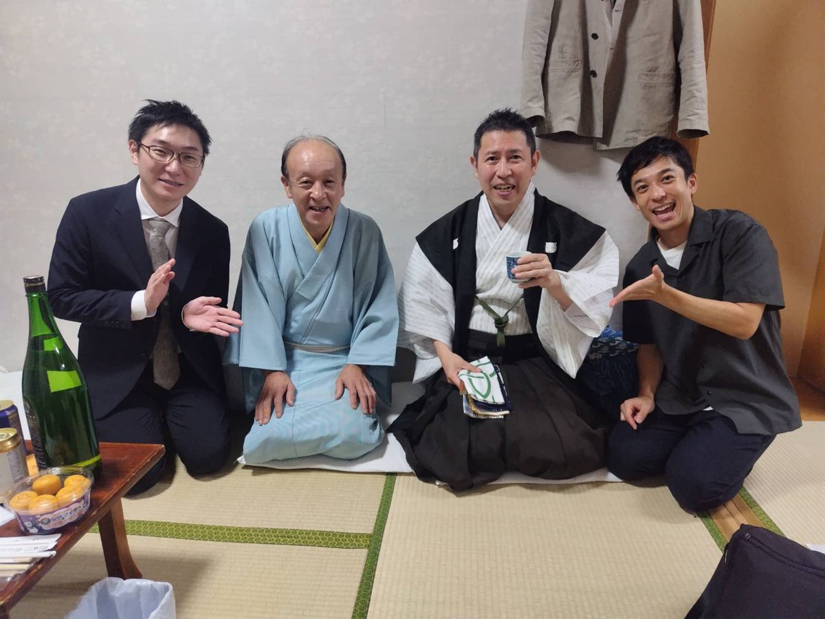 shoshoa2011's tweet photo. 羽光さんに「その半袖の羽織は円丈イズム？」って聞いたら「円生師匠も着てたんで着ています」と言ってましたが着てません。昇ちくも二ツ目です。浅草夜席です。是非お越しください。 https://t.co/DbSy5uRB0o