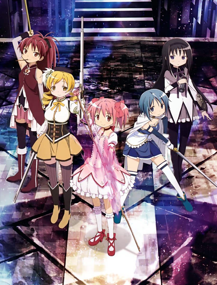 SomosKudasai's tweet photo. El sádico escritor Gen Urobuchi confesó que su borrador original para la nueva película de Madoka Magica era excesivamente cruel y consistía en masacrar al elenco, tal como dicta su infame costumbre.

Para evitar un trauma psicológico irreversible en la audiencia, el director y el equipo de producción intervinieron de emergencia para alterar el guion, prohibiéndole asesinar personajes para forzar un final que ofreciera una reconfortante "salvación".

Irónicamente, el creador aplaudió esta cobarde alteración corporativa, admitiendo que reprimir sus sangrientos instintos homicidas transformó la cinta en un producto mucho más fácil de digerir.
