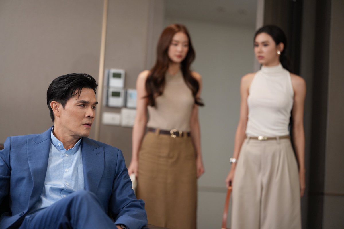 CentralLMBR's tweet photo. #.PlsLoveรักได้ไหมEP4 — HOJE À NOITE! 🥹

Pheem terá que lidar com as consequências de uma decisão tomada anteriormente, além de enfrentar a resistência de pessoas próximas. Enquanto isso, sua relação com Pan se torna ainda mais forte, à medida que as duas começam a revelar suas feridas e a se compreender melhor.

Mas enquanto Pheem começa a acreditar cada vez mais no amor, Pan decide enfrentar algo sozinha para proteger a pessoa que ama — levando a um novo mal-entendido e a um novo perigo.

#PlsLoveรักได้ไหม
Toda sexta-feira | 10h30 🇧🇷 / 20h30 🇹🇭
📺 TV: canal 33
💻 Online: 3Plus
🔄 Reprise: 12h 🇧🇷 / 22h 🇹🇭
3Plus Premium | iQIYI

#LenaMiu #ลีน่าหมิว