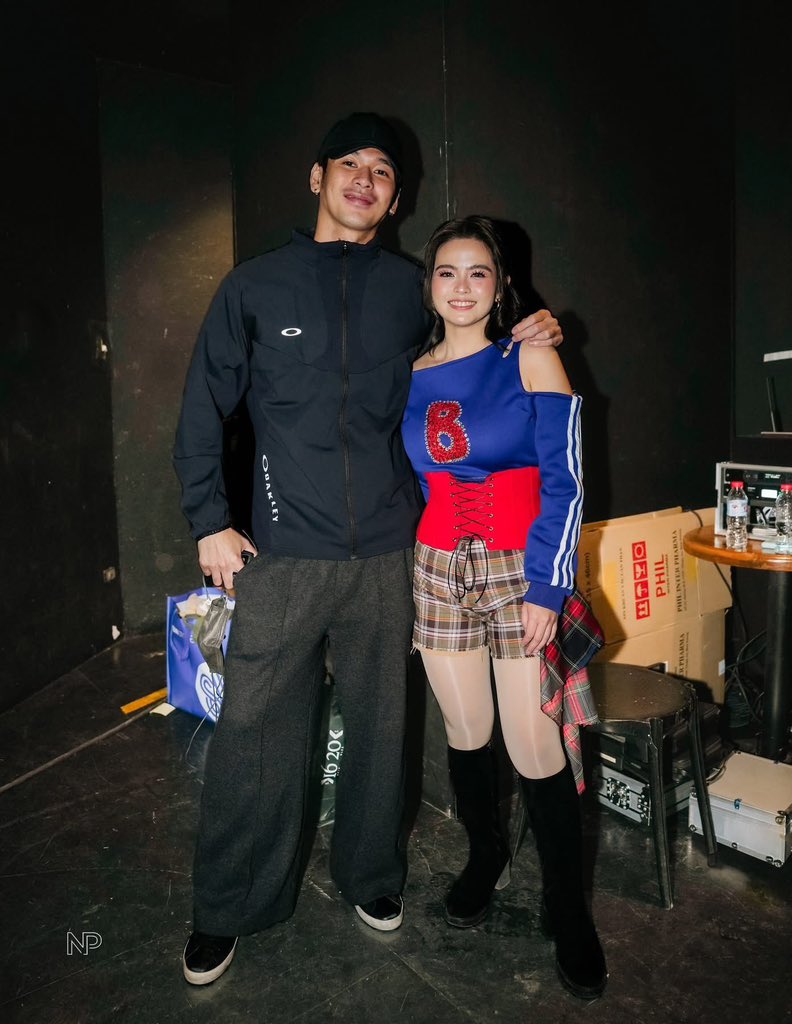 hyaselyse's tweet photo. director bf x pop star gf realness https://t.co/XWaaLYscVM