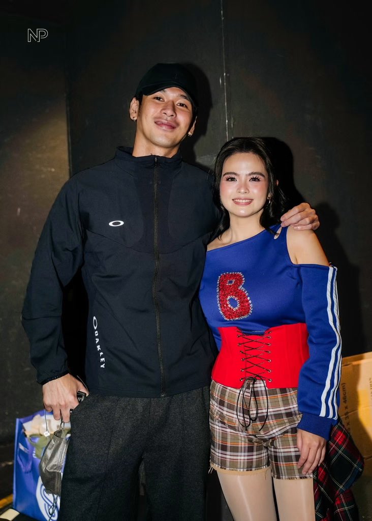 hyaselyse's tweet photo. director bf x pop star gf realness https://t.co/XWaaLYscVM