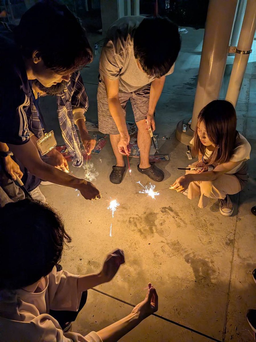 2023Bigfish's tweet photo. 他大学との合同合宿を行いました！

トーナメント3種をはじめ、BBQや花火などを通して交流を深めました！
夜通しポーカーやボードゲームで盛り上がる場面も😳

そして、メイントーナメントではBigfish1回生の せいごさん が優勝✨🏆🎉
SCOPに続き、1回生の勢いが止まりません！

#京大
#ポーカー https://t.co/HuDRnxESEr