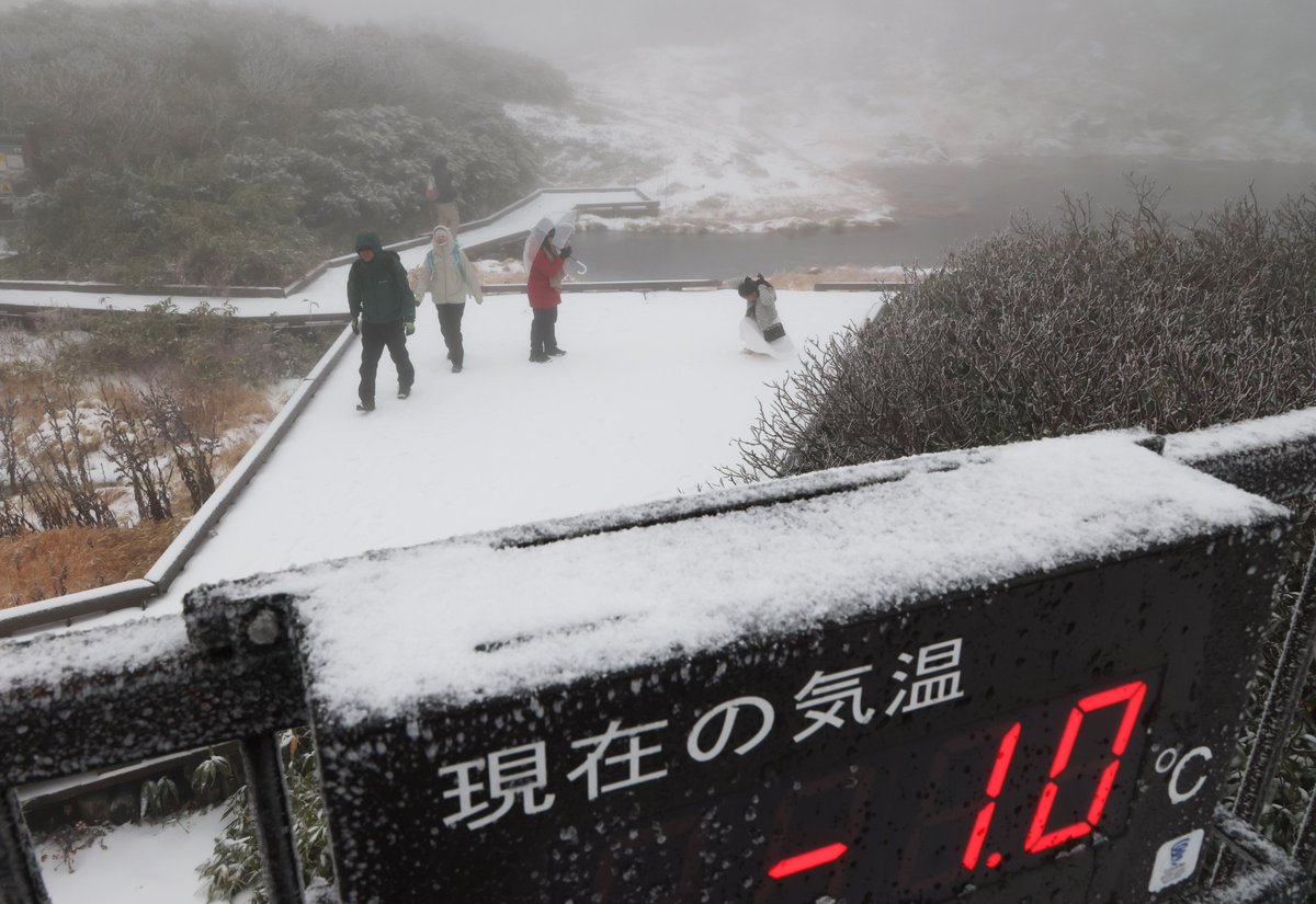 DoshinAsahikawa's tweet photo. 旭川報道部のカメラマンがけさ、初冠雪を観測した大雪山系旭岳へ。午前8時のロープウェイ始発便で終点の姿見駅（標高約1600メートル）に着くと、辺りは雪景色でした❄❄ https://t.co/fU1AYLn01P