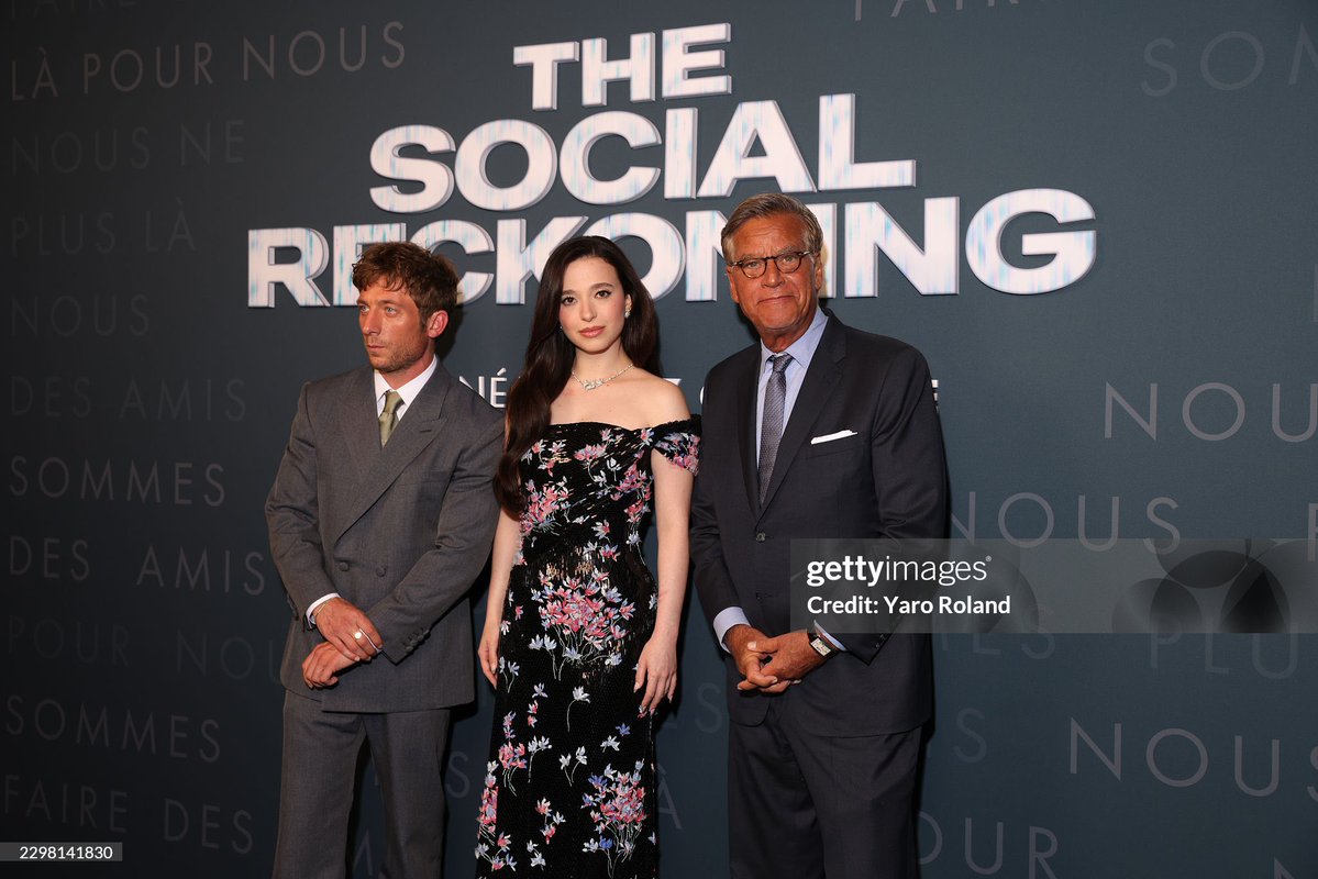 mikeymadisons8's tweet photo. Mikey Madison, Jeremy Allen White &amp; Aaron Sorkin attend the "The Social Reckoning" premiere at Pathé Palace on October 01, 2026 in Paris, France. 📸: (Photo by Yaro Roland/Getty Images) https://t.co/mhBgJCZRaH